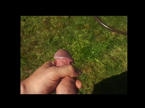 ❤️ Bidh hottie a 'faighinn a pussy pinc fucked agus cums le squirt ann an gàrradh samhraidh ❌ Porno leinn ❌️