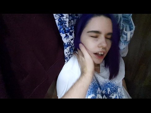 ❤️ Lorg mi mo sis anns a’ chlòsaid agus chuidich i cum ❌ Porno leinn ❌️